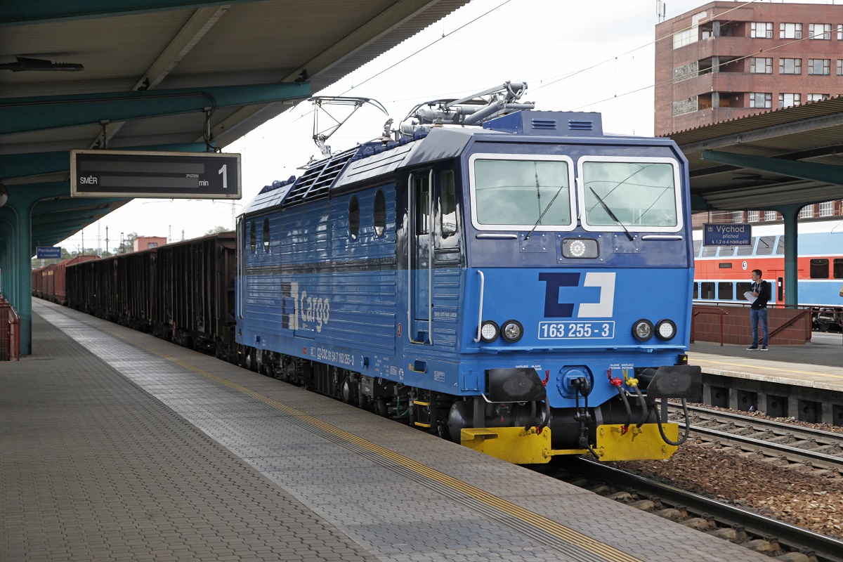 163 255 mit Güterzug in Pardubice am 7.06.2017.