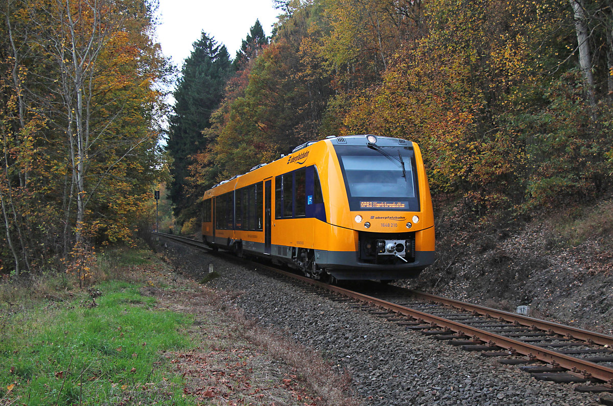 1648 210 der Oberpfalzbahn hat am 18.10.2017 als OPB20881 (Hof - Marktredwitz) gerade Hazlov verlassen. 