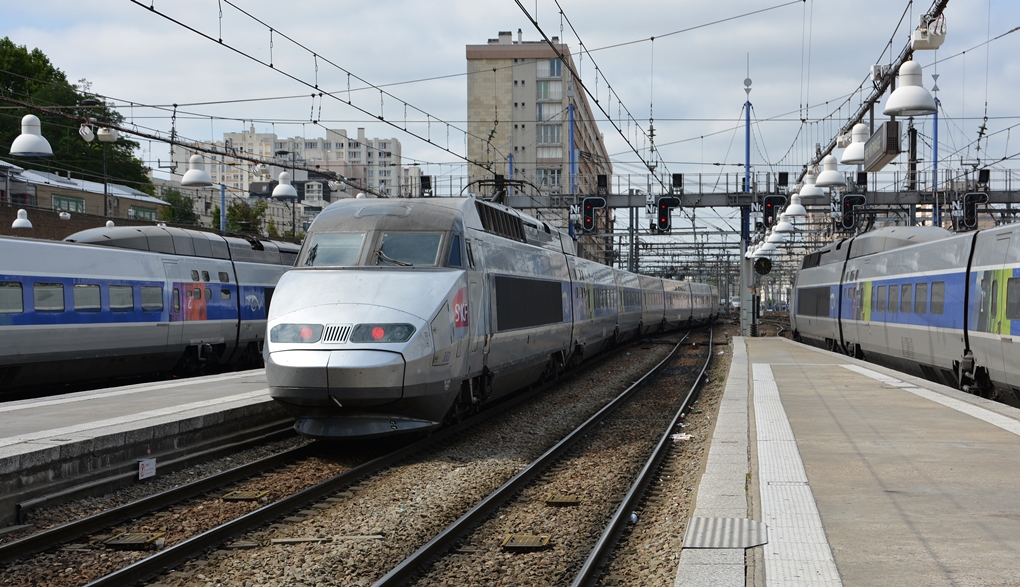 17.07.2015, Paris Gare Montparnasse, TGV Atlantique (24000-363) verlässt den Bahnhof.