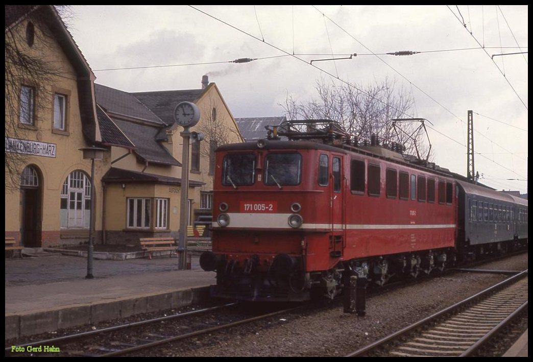 171005 ist hier am 21.3.1992 um 14.57 Uhr mit dem P 16437 in Blankenburg angekommen.