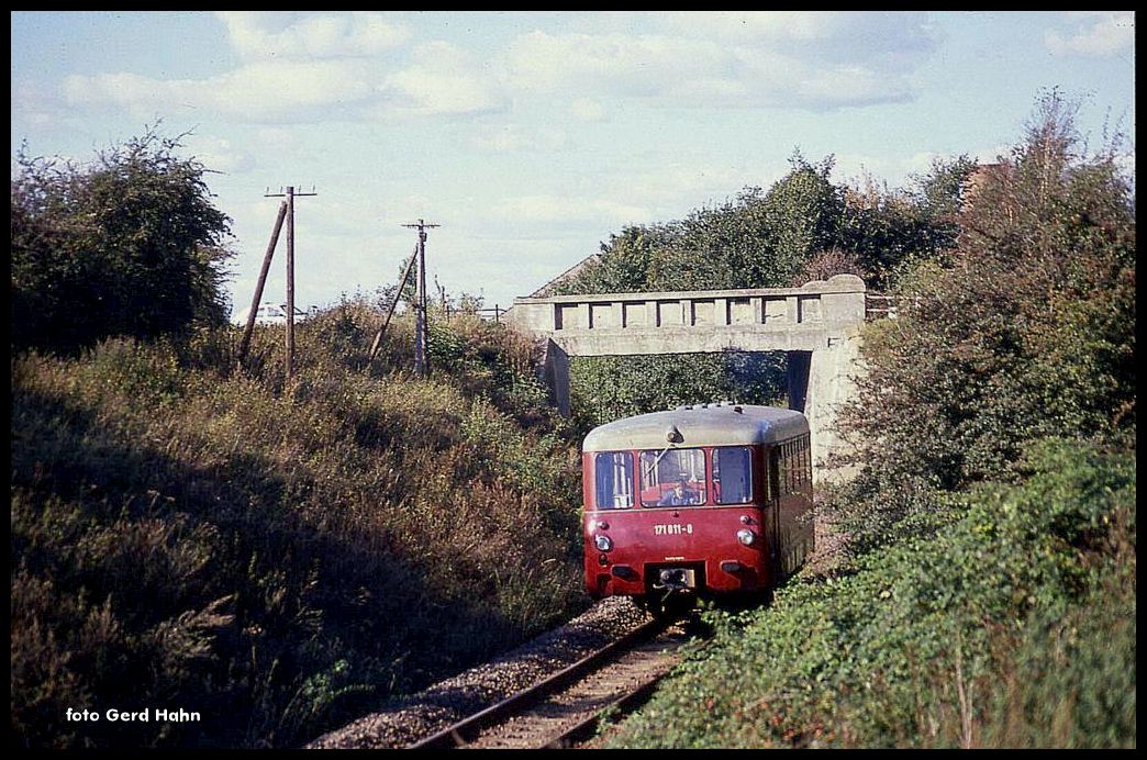 171011 als Zug T 18479 nach Blumenberg unterquert am 16.9.1990 um 16.09 Uhr die Straßenbrücke in Höhe des ehemaligen BW Eilsleben, um weiter auf der heutigen KBS 316 nach Blumenberg zu fahren.