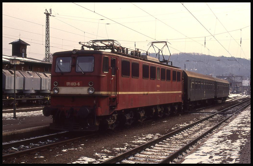 171013 steht hier am 19.2.1994 um 13.58 Uhr mit dem P 8684 in Richtung Elbingerode auf Gleis 2 im Bahnhof Blankenburg. Damals wurde dieses Gleis und der Bahnsteig noch genutzt. Seitdem der Personenverkehr auf der Rübelandbahn eingestellt ist, wird nur noch der Hausbahnsteig für Personenzüge angefahren!