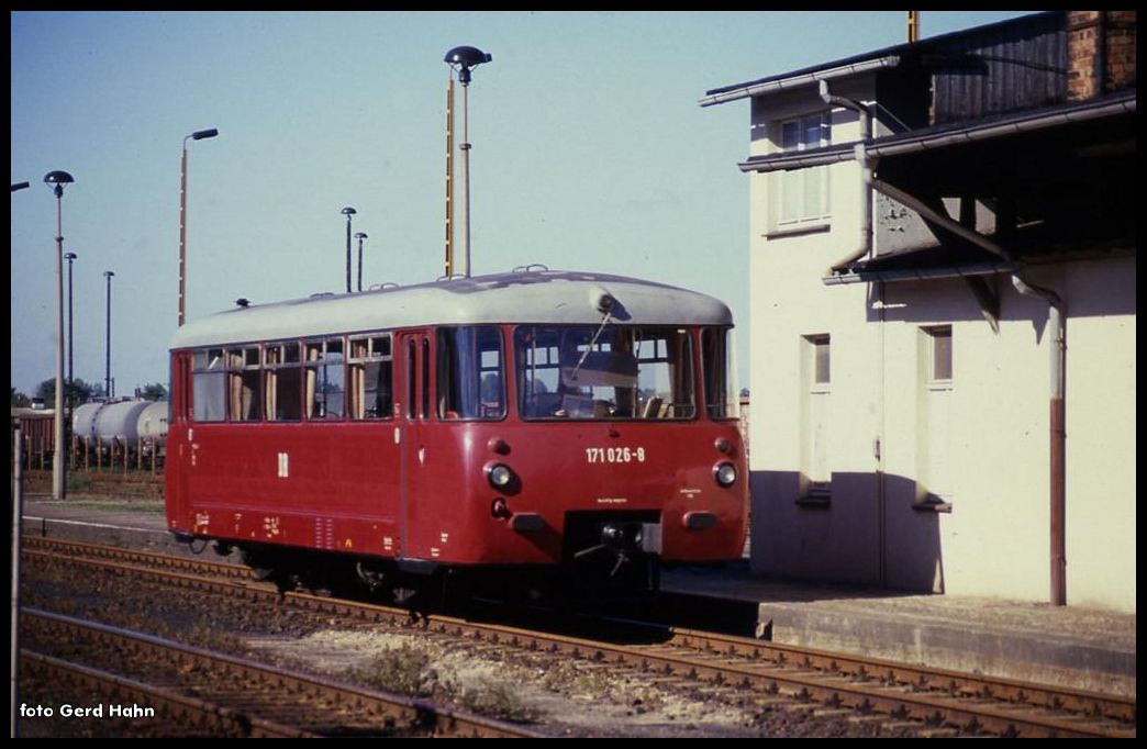 171026 rangiert in Höhe des Stellwerks am 16.9.1990 im Grenzbahnhof Oebisfelde.