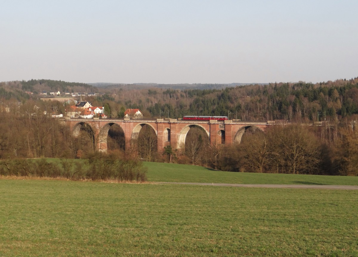 172 132-3, 172 171-1 und 172 760-1 zu sehen am 28.03.15 auf der Elstertalbrücke.