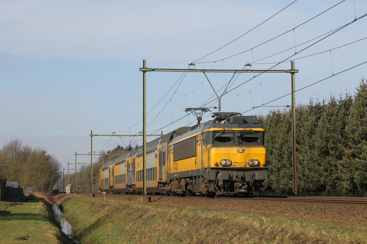 1743 und DD-AR 7338 mit Regionalzug 9631 Nijmegen-Deurne bei Deurne am 25-2-2015.