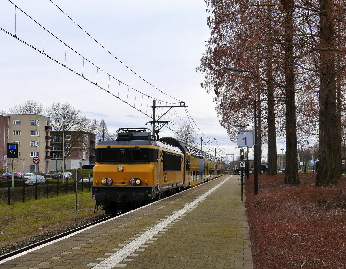 1760 der NS mit einem Regionalzug aus Maastricht(NL) nach Roermond(NL)  und fährt durch Geleen-Lutterade und fährt in Richtung Sittard(NL). 
Aufgenommen in Geleen-Lutterade(NL). 
Bei Sonne und Wolken am Mittag vom 11.3.2018. 