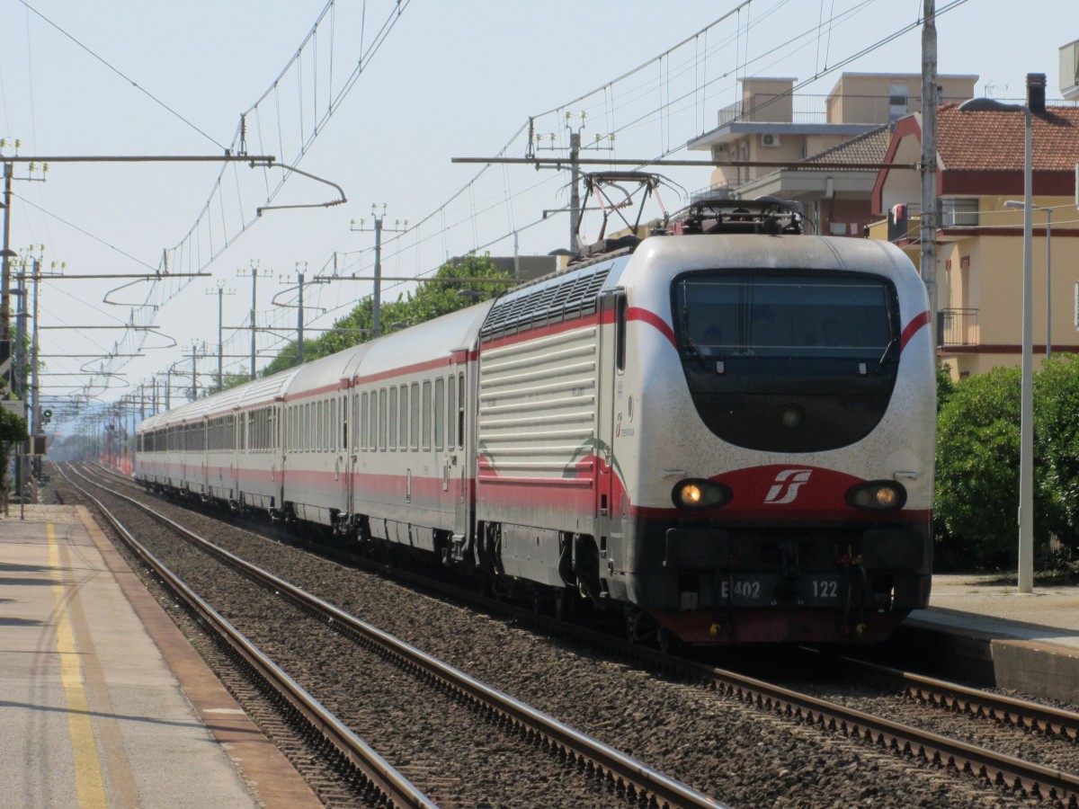 17.7.2014 10:29 FS E.402B 122 mit einem Frecciabianca ( weißer Pfeil ) ex Eurostar Italia aus Bari Centrale nach Milano Centrale bei der Durchfahrt durch Rimini Miramare in Richtung Rimini.