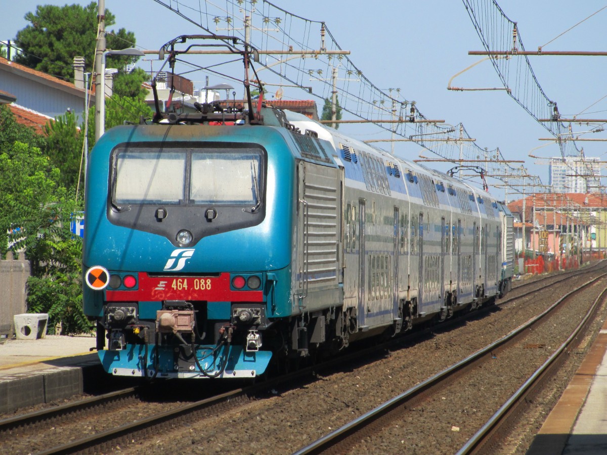 17.7.2014 10:43 FS E.464 088 schiebt eine Regionalzug (R) von Ancona nach Piacenza aus dem Bahnhof Rimini Miramare in Richtung Rimini. An der Spitze des Zuges befand sich FS E.464 425.