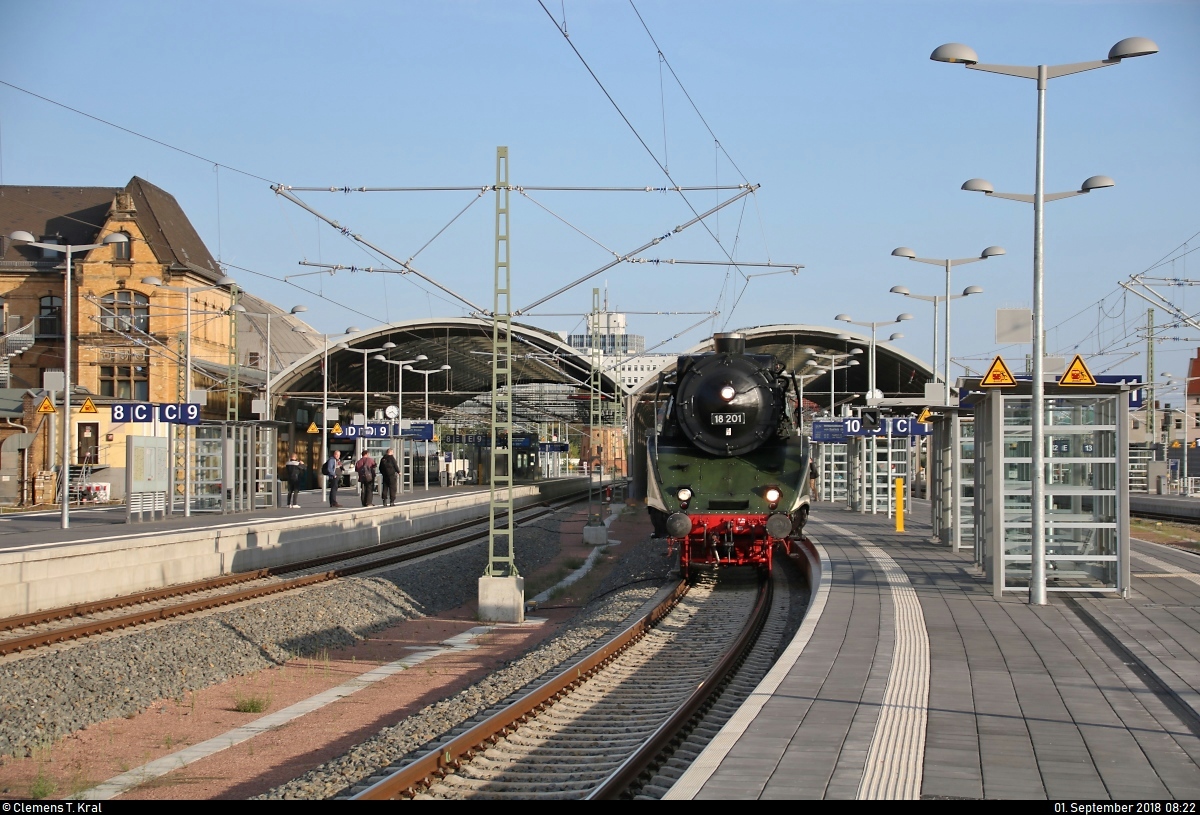 18 201 auf Abschiedsfahrt: Mit Sonderzug in ihrer alten Heimat...
18 201 der Dampf-Plus GmbH mit 232 601-5 der Wedler Franz Logisik GmbH & Co. KG (WFL) als DPE 20397 von Cottbus nach Meiningen anlässlich ihrer letzten Fahrt bzw. der 24. Meininger Dampfloktage erreicht Halle(Saale)Hbf auf Gleis 10.
[1.9.2018 | 8:22 Uhr]