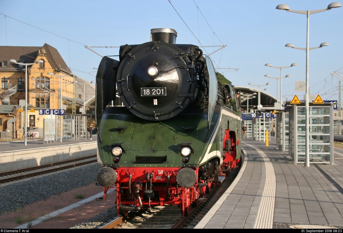 18 201 auf Abschiedsfahrt: Mit Sonderzug in ihrer alten Heimat...
18 201 der Dampf-Plus GmbH mit 232 601-5 der Wedler Franz Logisik GmbH & Co. KG (WFL) als DPE 20397 von Cottbus nach Meiningen anlässlich ihrer letzten Fahrt bzw. der 24. Meininger Dampfloktage erreicht Halle(Saale)Hbf auf Gleis 10.
[1.9.2018 | 8:23 Uhr]