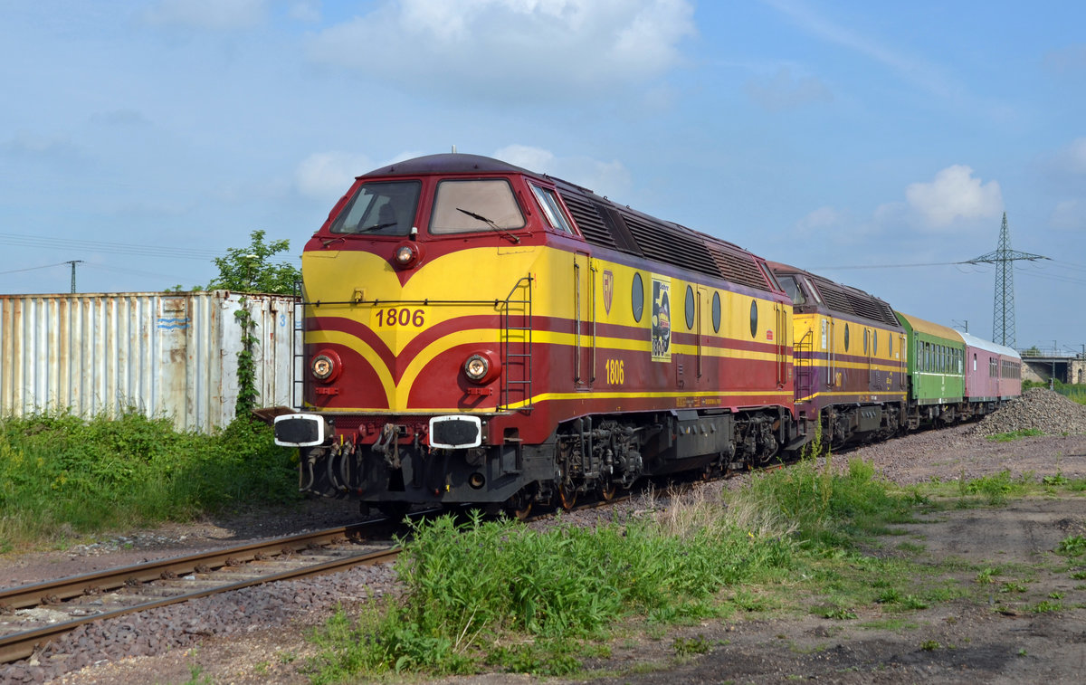 1806 zog am Morgen des 21.05.16 im Magdeburger Wissenschaftshafen die Wagen für den Pendelzug zur Abfahrtsstelle.