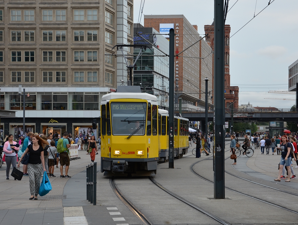 18.08.2015, Berlin, Alexanderplatz. Tatra KT4DM (Wagen 6049 und 6169) auf der Linie M6 erreicht die Haltestelle U Alexanderplatz.