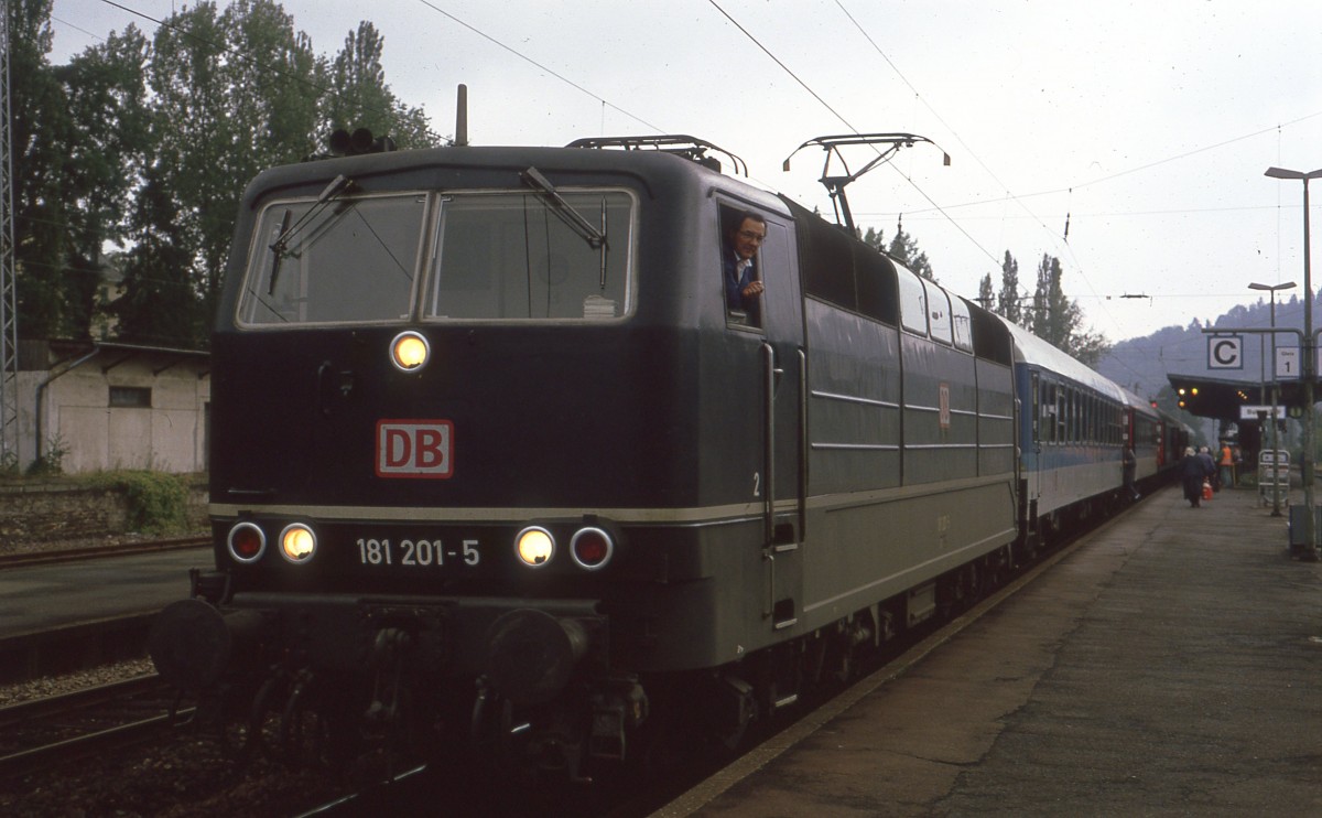 181 201-5 im September 1994 mit einem Interregio von Munster nach Saarbrucken beim Zwischenhalt in Bullay. Nikon F-301 - Scan vom Dia. 
