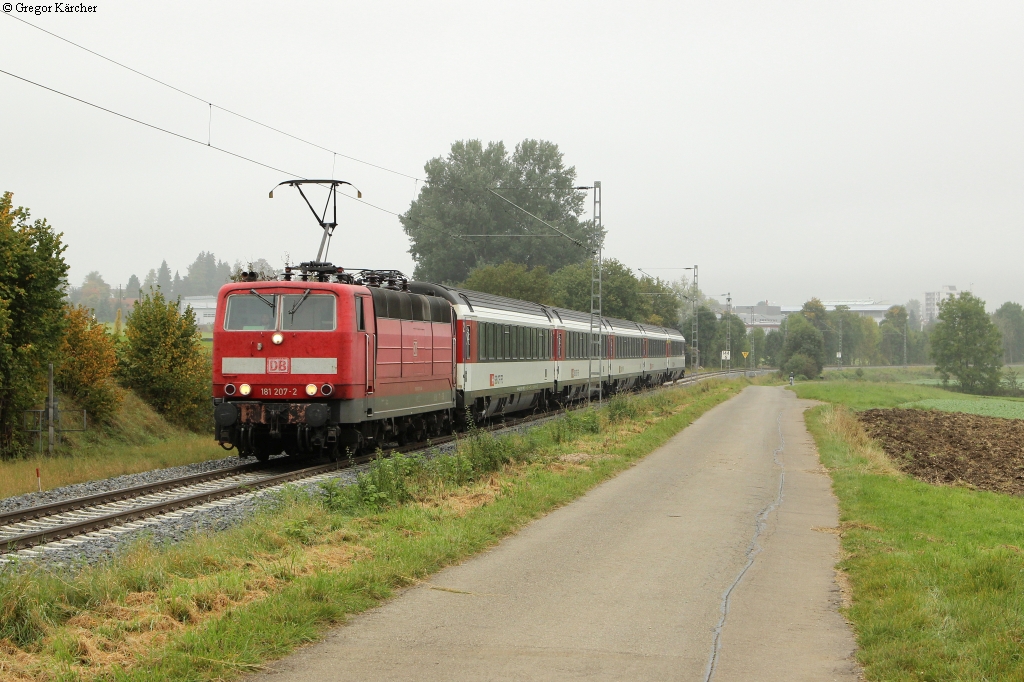 181 207 mit dem IC 183 Stuttgart-Zürich bei Weilheim (Württemberg), 04.10.2014.