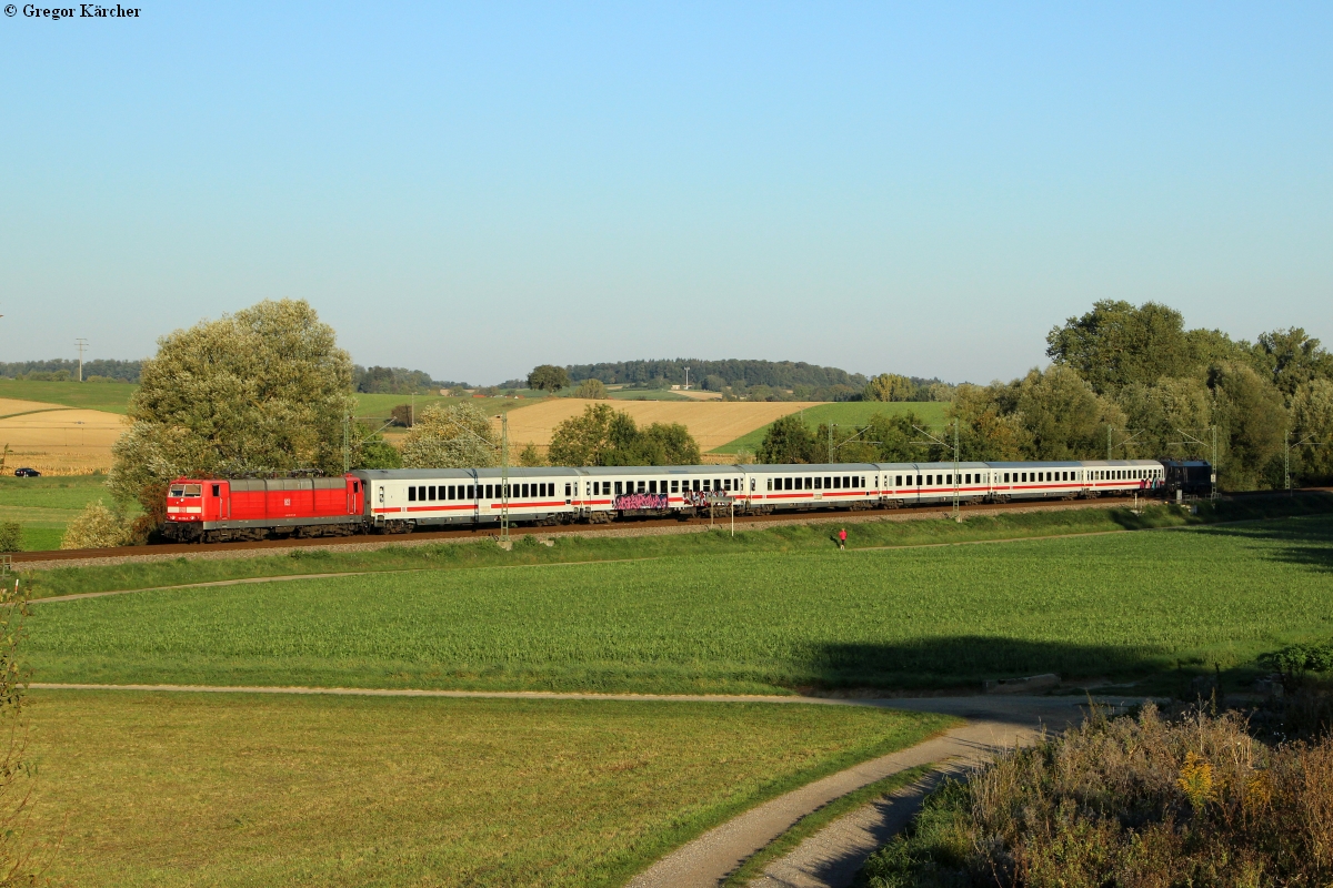 181 215 mit dem IC 2053 (Saarbrücken-Stuttgart) bei Gondelsheim, 01.10.2015. Am Zugende fährt noch 182 589 kalt mit.