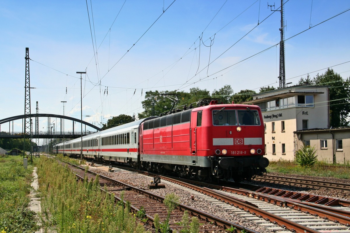 181 218-9 mit dem wöchtentlichen LPF 78670 von Basel Bad. Bf nach Karlsruhe Hbf am Mittag des 20.08.15 bei der Durchfahrt im Güterbahnhof Freiburg.