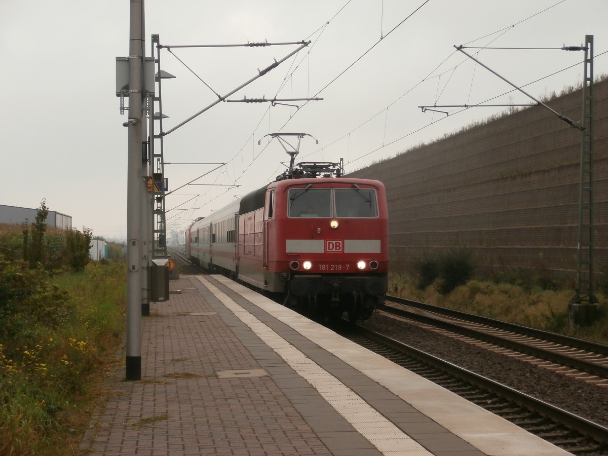 181 219-7 kommt mit den PbZ 2470 Frankfurt(M)-Dortmund Bbf durch Allerheiligen gefahren. Am Haken hatte die 3 IC Wagen und die 101 066-9.

Allerheiligen 27.09.2014