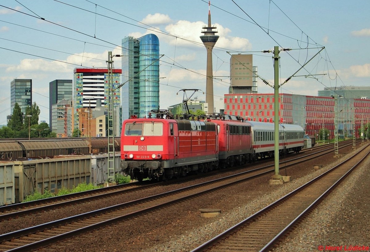 181 223-9 ist am 04.08.2013 mit PbZ 2477 bei Dsseldorf-Hamm unterwegs. Im Hintergrund die Hafen-City, vor einem Vierteljahrhundert standen dort noch Lagerhallen.