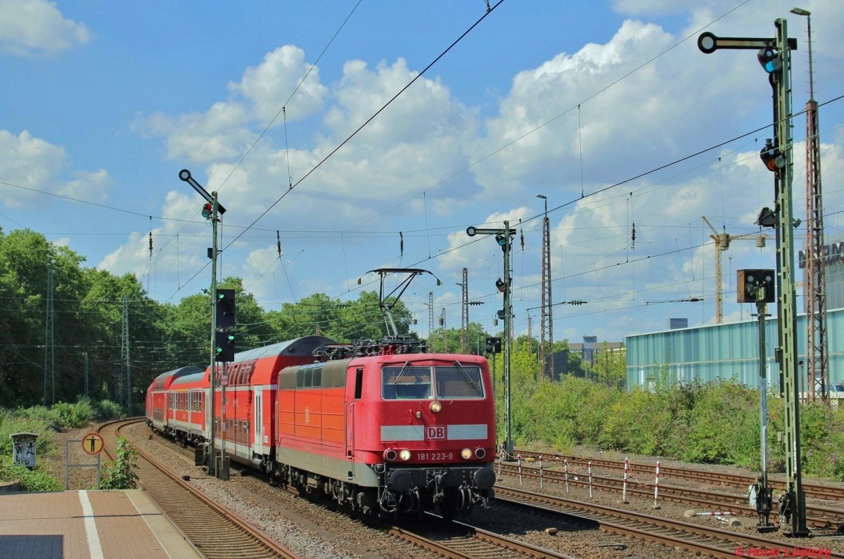 181 223-9 durchfhrt am 04.08.2013 mit PbZ 2476 Dsseldorf-Bilk. Die noch in Altrot lackierte Lok besitzt eine neurote Maschinenraumhaube. 