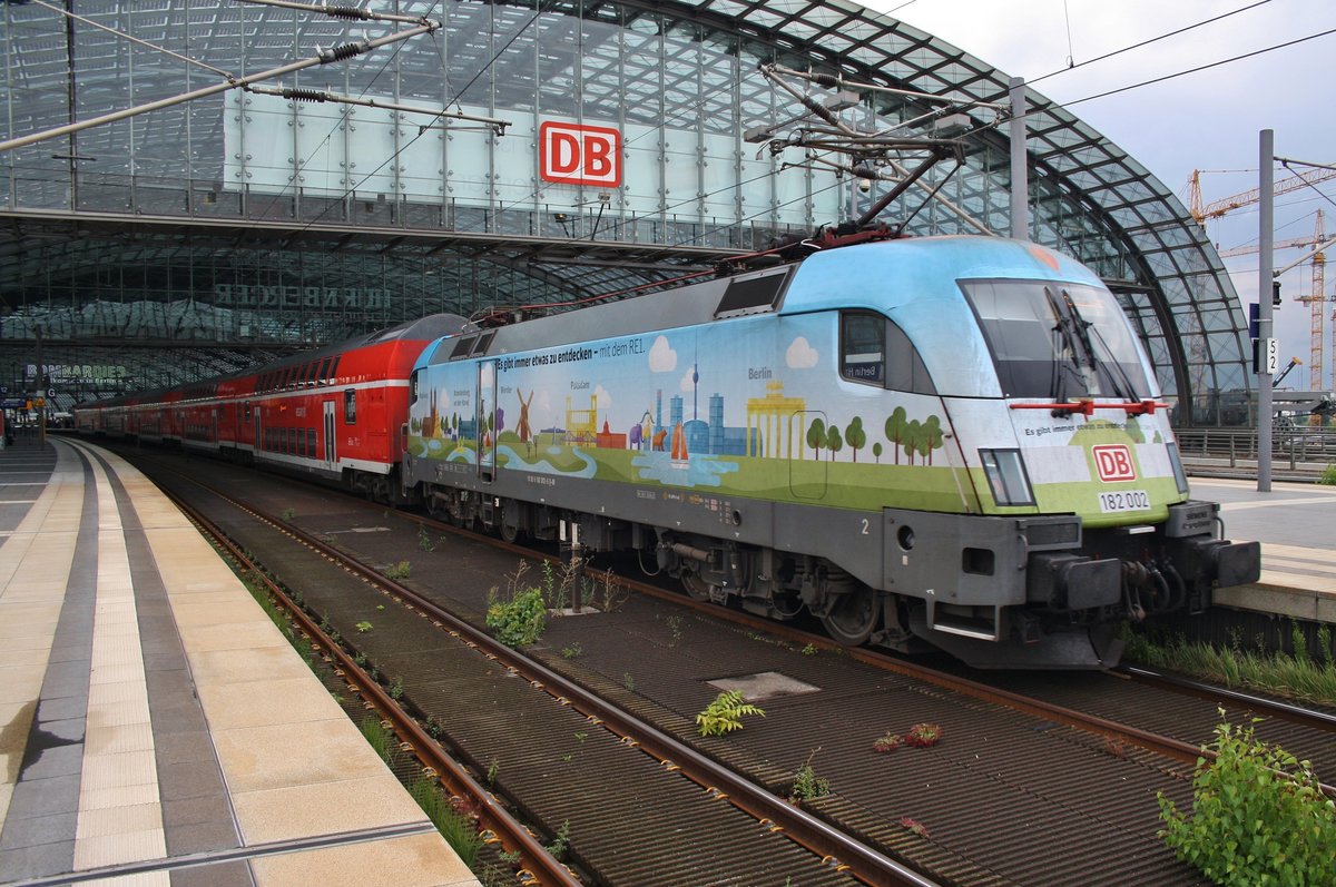 182 002 erreicht am 2.8.2016 mit einem RE1 (RE18184) von Frankfurt(Oder) nach Brandenburg Hauptbahnhof den Berliner Hauptbahnhof. 