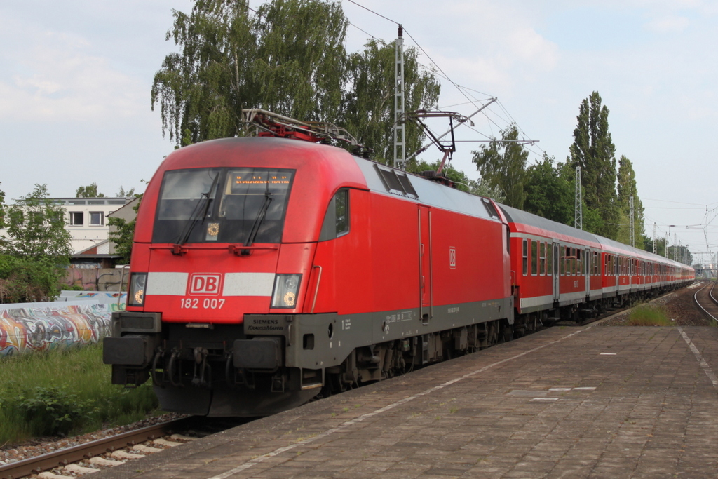 182 007-5 (Cruise Train Berlin)mit RE 13290 von Warnemünde nach Berlin-Ostbahnhof bei der Durchfahrt am 30.05.2016 im Haltepunkt Rostock-Holbeinplatz