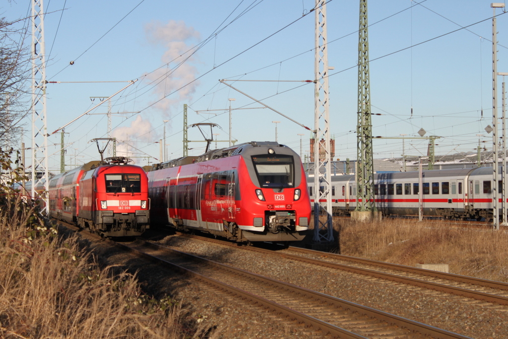182 009-1 mit RE4310(Rostock-Hamburg)bei der Ausfahrt im Rostocker Hbf am 06.01.2017 neben an wollte 442 855 unbedingt mit ins Bild.