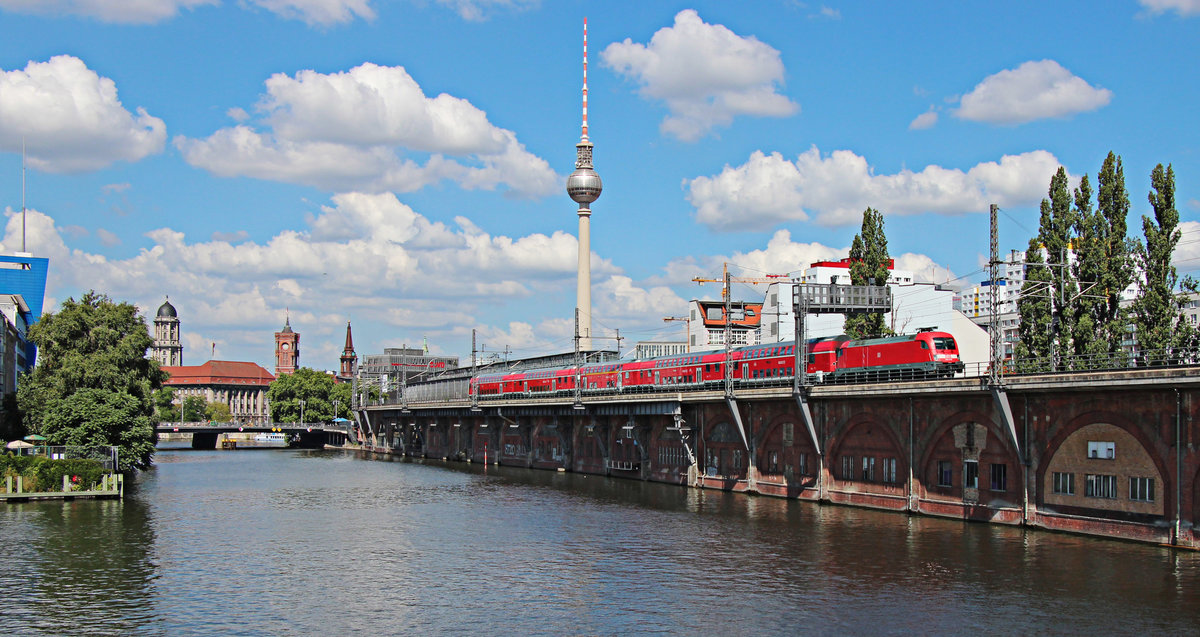 182 010-9 fährt am 25.07.2018 als RE3177 (Brandenburg Hbf - Frankfurt/Oder) an der S-Bahnstation Berlin Jannowitzbrücke vorbei.