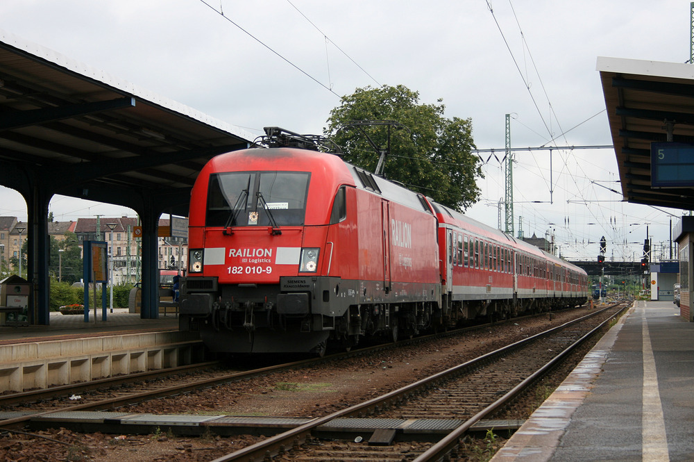 182 010 am 18. August 2010 im Bahnhof von Cottbus.