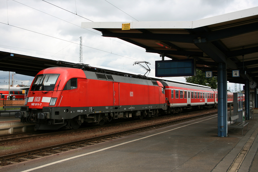 182 011 am 18. August 2010 im Bahnhof von Cottbus.