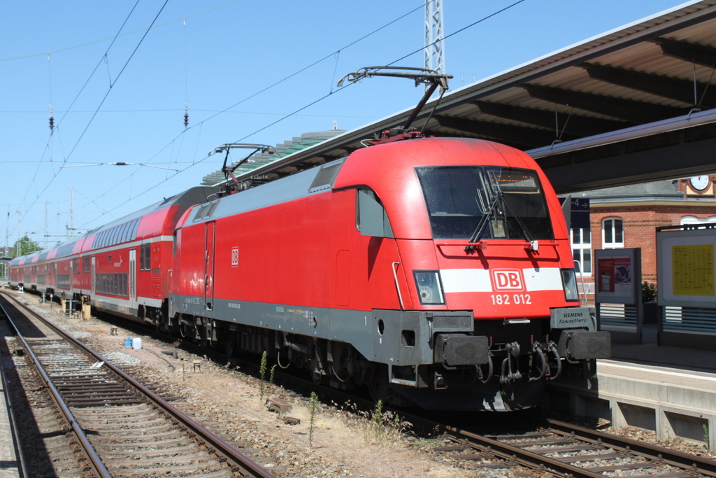 182 012 mit RE4310(Rostock-Hamburg)kurz vor der Ausfahrt im Rostocker Hbf.06.07.2018 