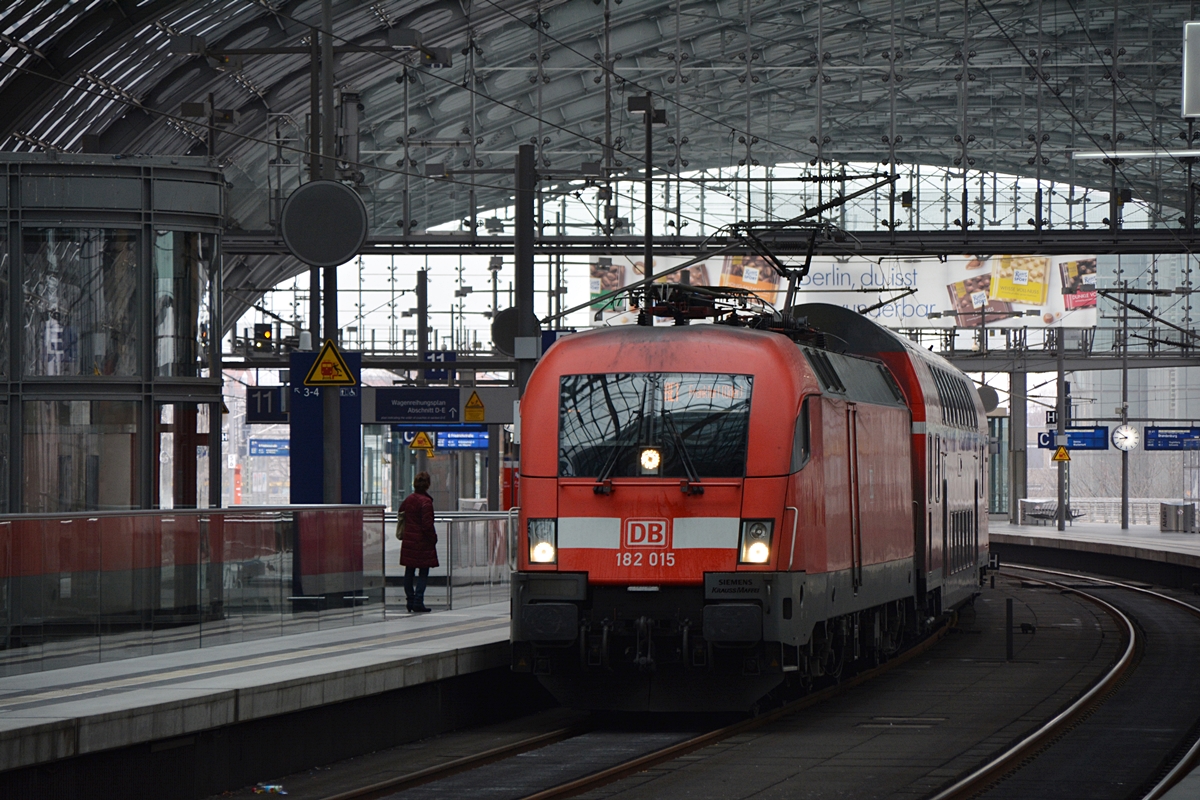 182 015 mit dem RE 1 nach Frankfurt (Oder) erreicht den Hauptbahnhof von Berlin. Die Aufnahme stammt vom 15.02.2018. 