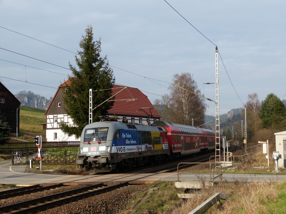 182 016 (Ein Ticket , Alles fahren) durchfährt am 01.02.14 Strand bei Rathen in Richtung Bad Schandau.