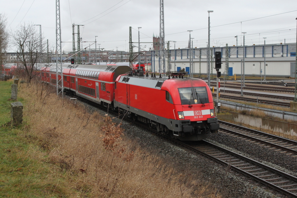 182 017-4 mit RE 4310(Rostock-Hamburg)bei der Ausfahrt im Rostocker Hbf.18.12.2016 