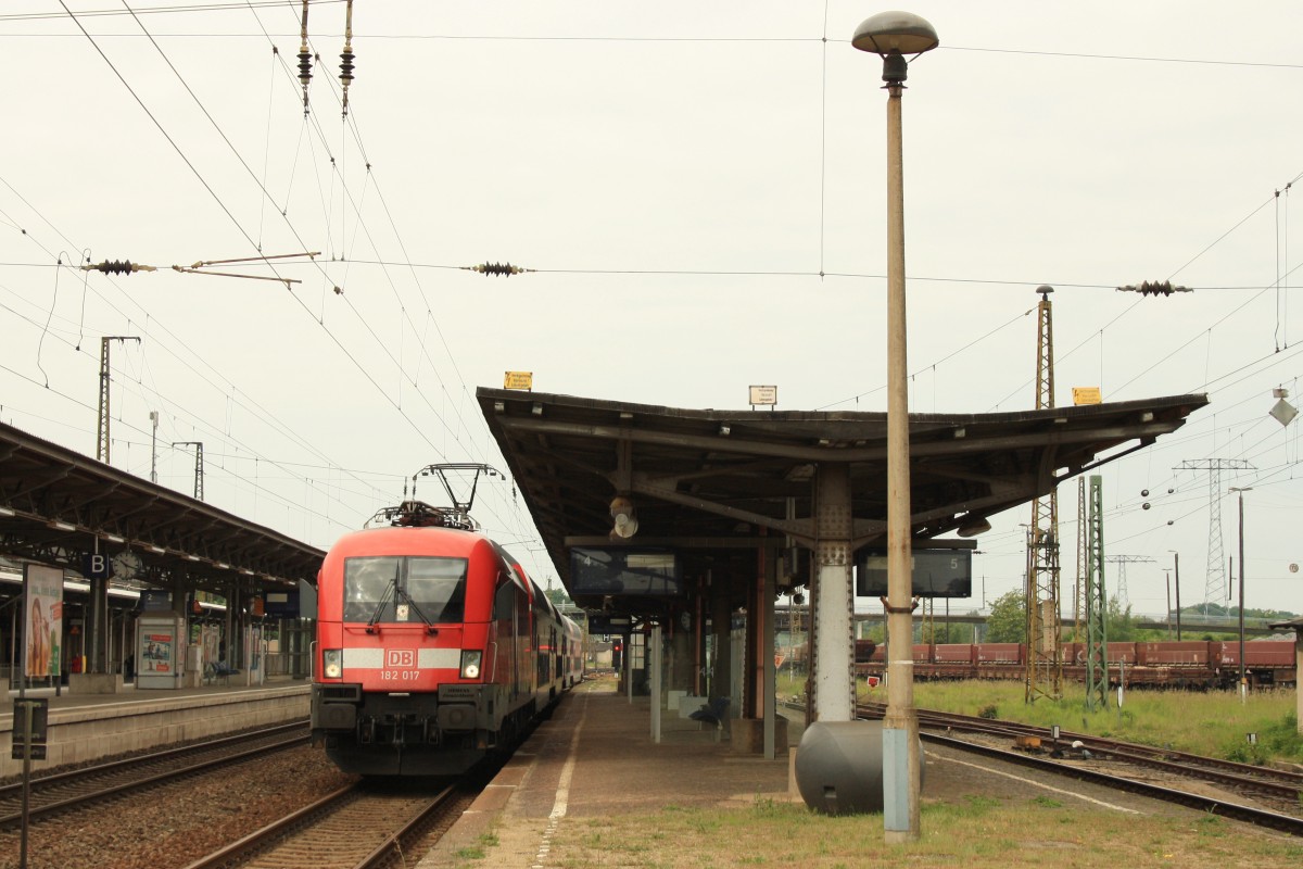182 017 mit dem 17063 nach Dresden Hbf in Riesa, Sonnabend, 23. Mai 2015.