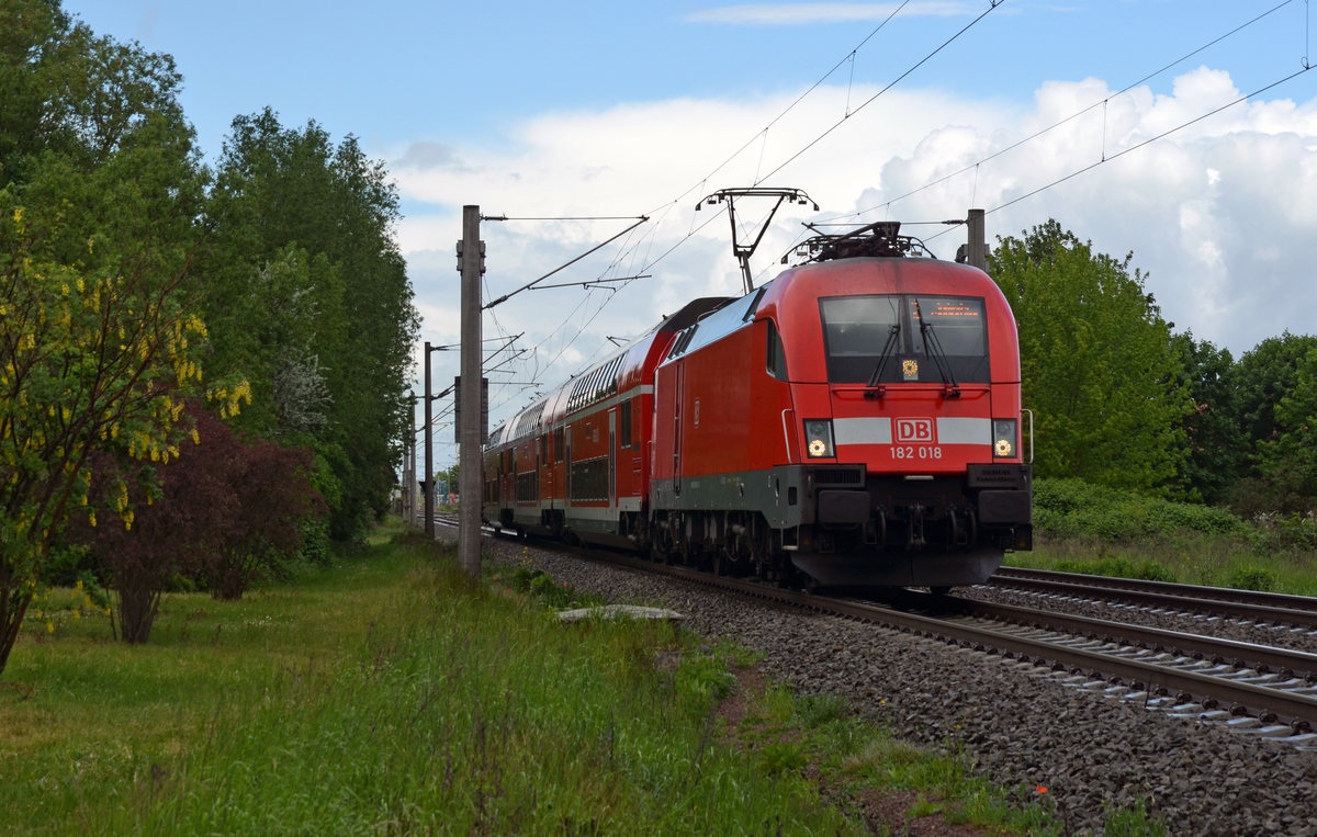 182 018 zog am 15.05.16 eine S2 durch Greppin Richtung Bitterfeld nach Leipzig Connewitz.