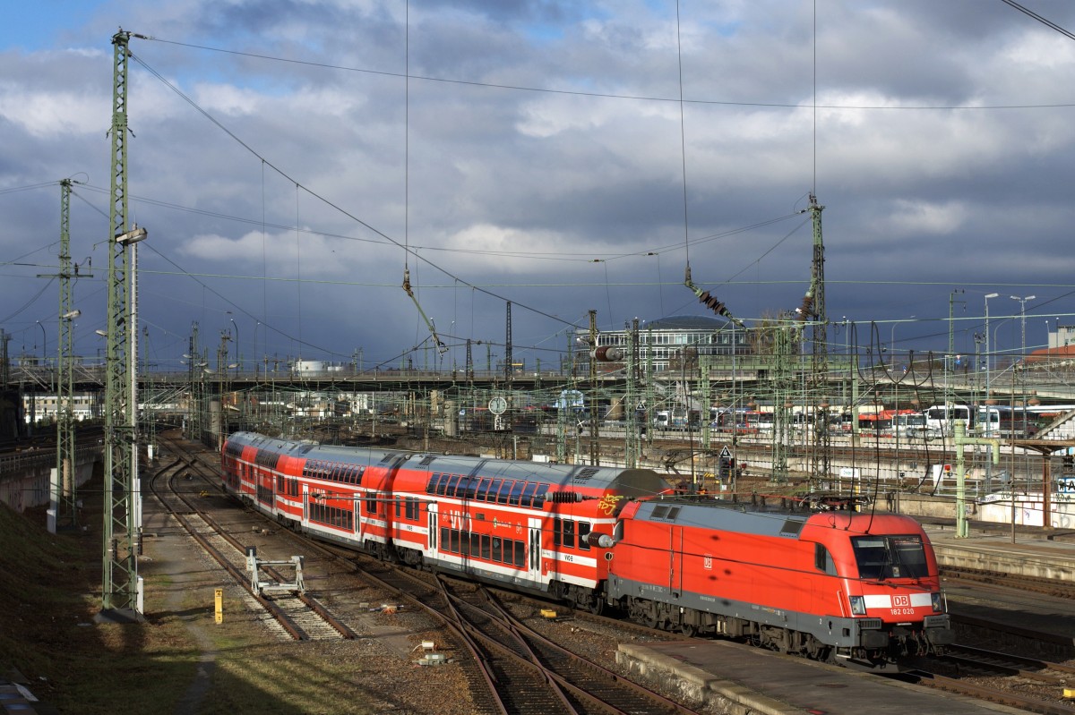 182 020-8 erreicht am 22.11.2015 mit RE 17063 aus Leipzig den Endbahnhof Dresden Hbf und passiert dabei das Vorfeld.