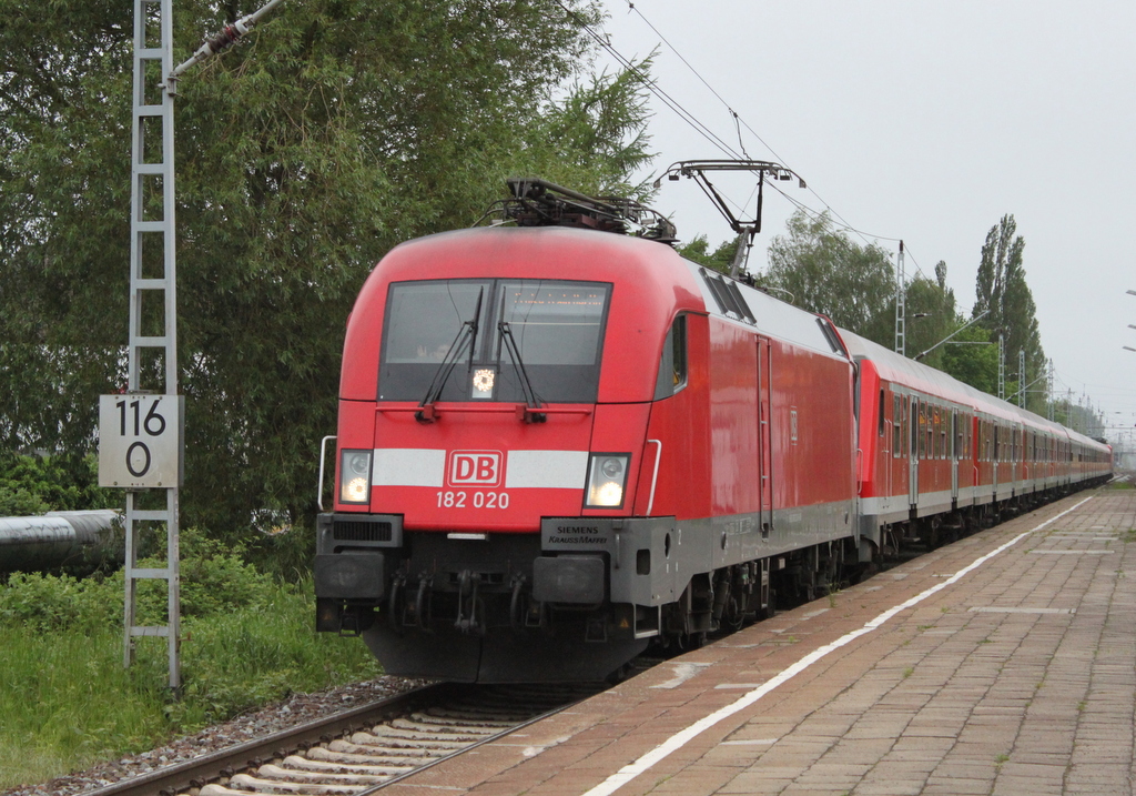 182 020 mit RE 13290 von Warnemünde nach Berlin-Ostbahnhof bei der Durchfahrt am Morgen des 24.05.2017 im Haltepunkt Rostock-Holbeinplatz.