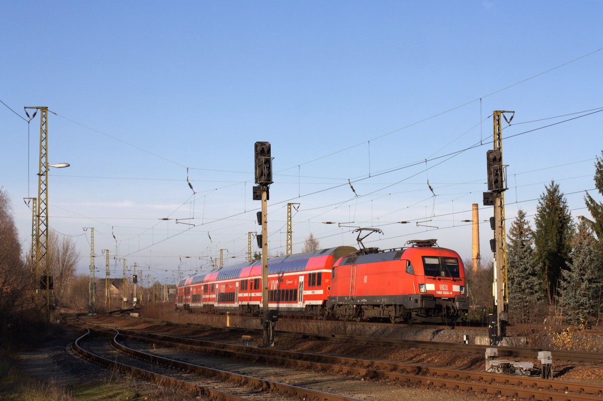 182 022-4 zieht am 06.12.2015 ihre S1 Richtung Schöna. Dabei konnte sie in der Einfahrt Coswig aufgenommen werden.