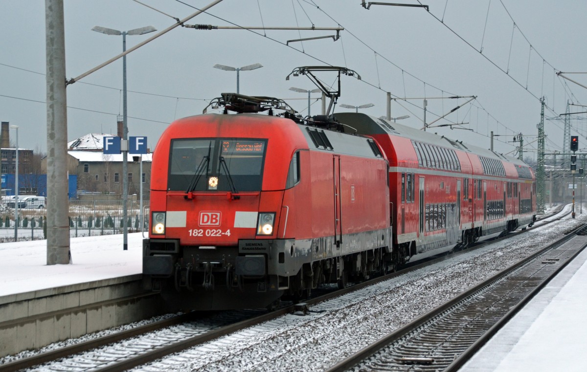 182 022 erreicht mit einer S2 aus Leipzig-Connewitz am 17.01.16 Bitterfeld. Danach wird sie ihre Fahrt nach Dessau fortsetzen.