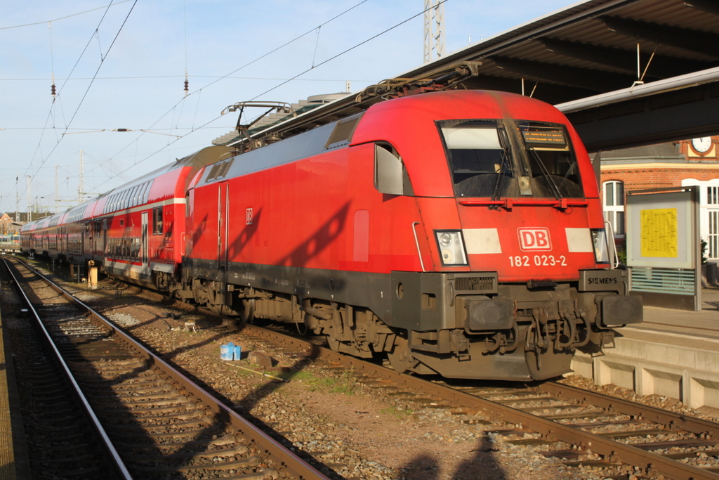 182 023-2 mit RE 4308(Rostock-Hamburg)kurz vor der Ausfahrt im Rostocker Hbf.22.12.2017 