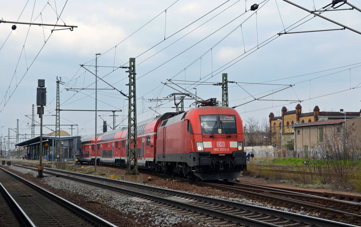 182 023 verlässt mit einer S2 nach Leipzig-Connewitz am 09.04.16 den Bahnhof Delitzsch.