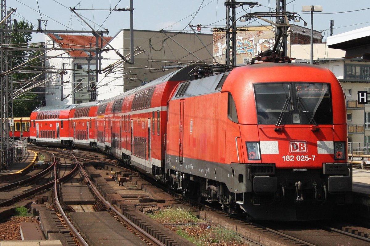 182 025-7 drückt am 13.5.2016 ihren RE1 (RE18176) von Frankfurt(Oder) nach Brandenburg Hbf. aus dem Bahnhof Berlin Friedrichstraße.