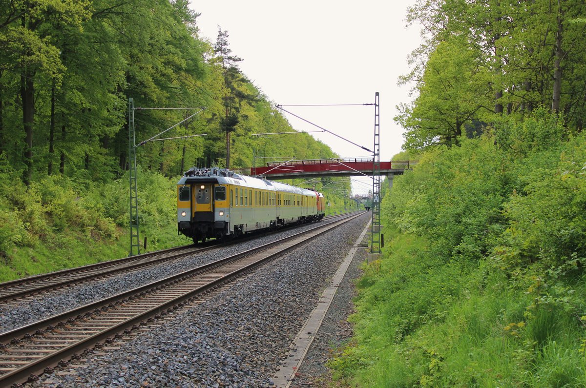 182 506 fuhr am 18.05.16 mit einem Messzug durch das Vogtland, hier zu sehen in Jößnitz.