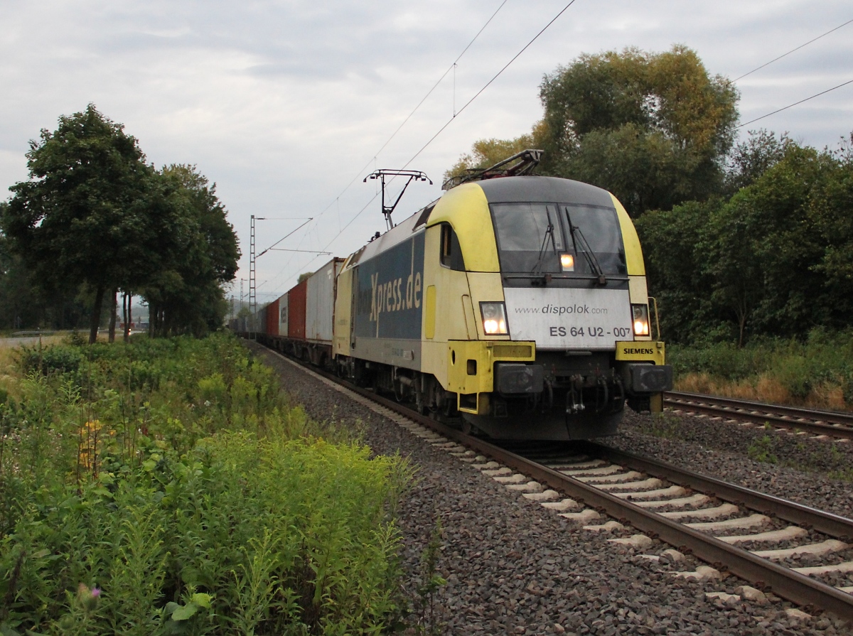 182 507 (ES 64 U2-007) mit Containerzug in Fahrtrichtung Süden. Aufgenommen am 07.08.2013 in Wehretal-Reichensachsen.