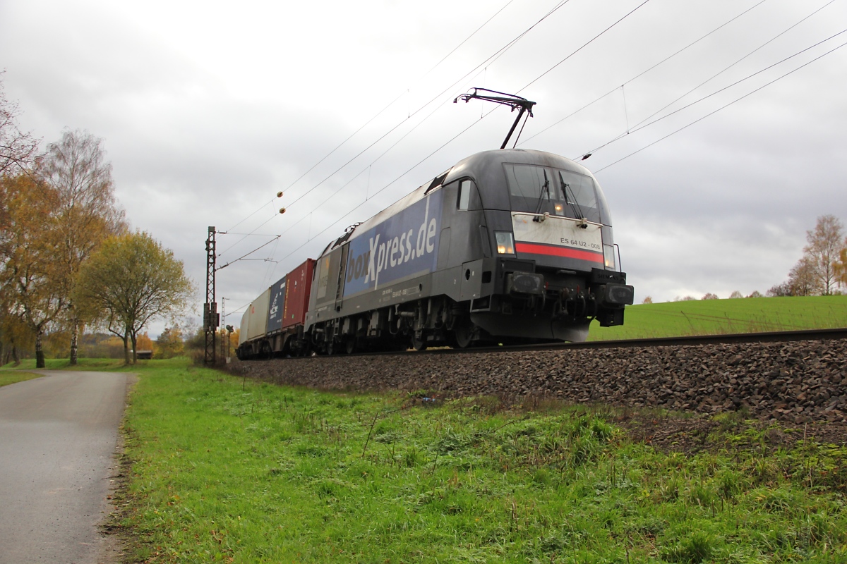 182 508 (ES 64 U2-008) mit Containerzug in Fahrtrichtung Norden. Aufgenommen bei Niederhone am 07.11.2013.