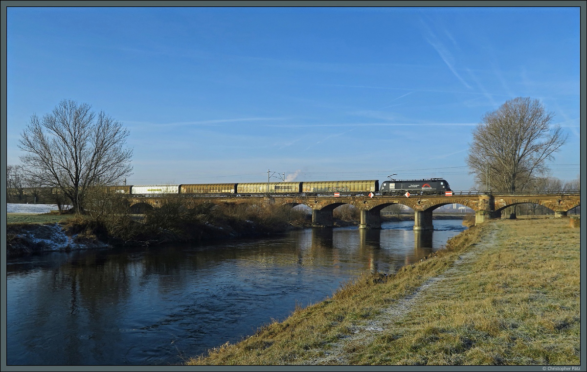 182 510-8 der TX Logistik überquert mit einen Güterzug die Saale bei Bad Dürrenberg. (28.01.2016)
