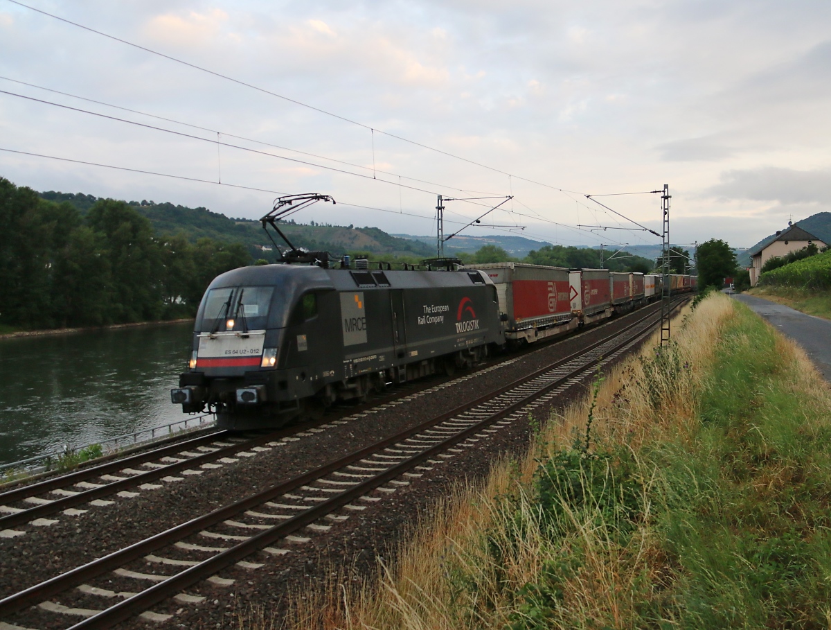 182 512 (ES 64 U2-012) mit KLV-Zug in Fahrtrichtung Rüdesheim. Aufgenommen bei Lorch im Bächergrund am 14.07.2015.