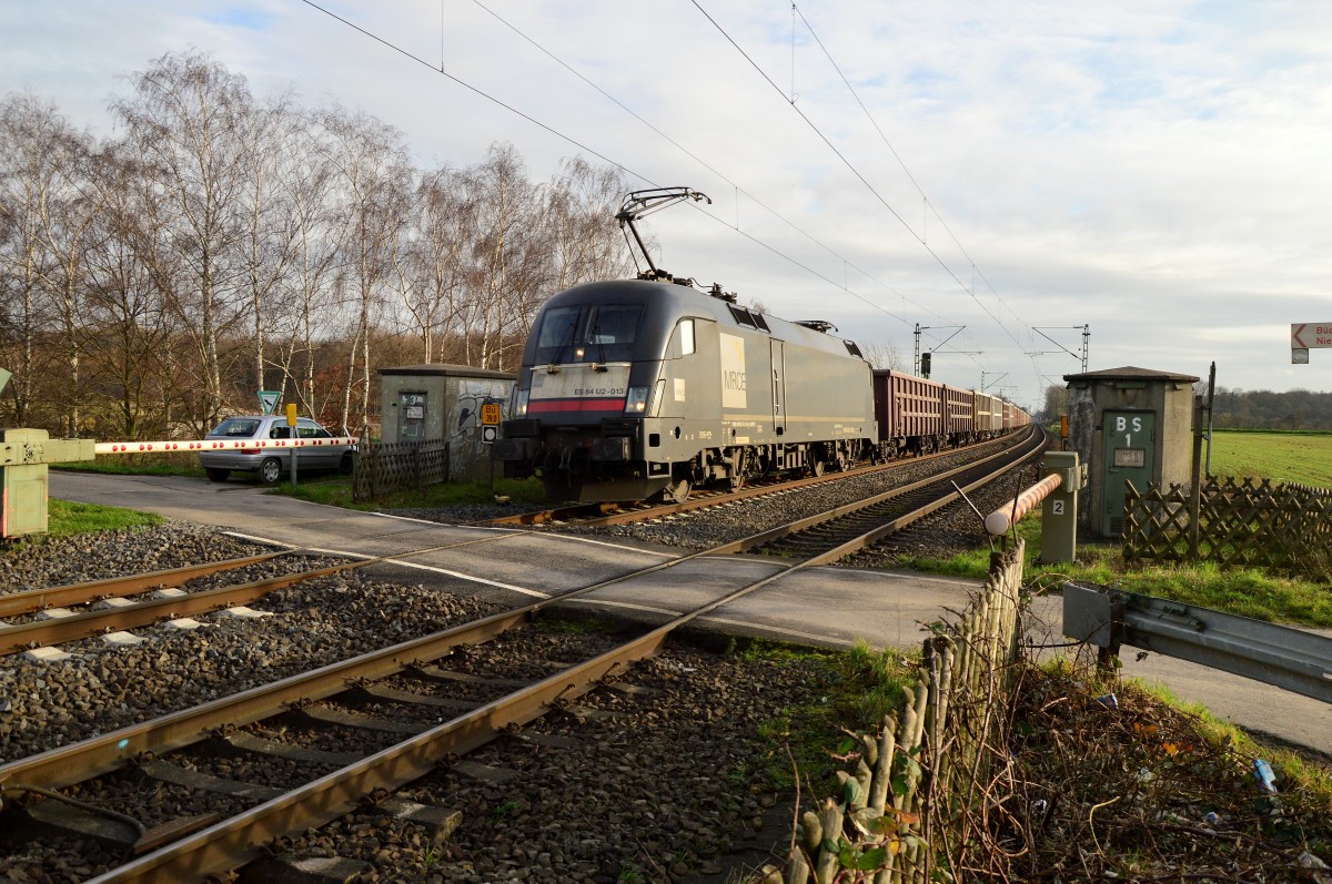 182 513-2 mit einem bunten Zug offener Güterwagen von Weißenberg kommend in Richtung Osterath fahren am Bü Broicherseite in Kaarst 19.12.20115