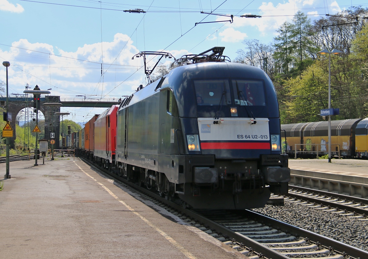 182 513 (ES 64 U2-013) mit Wagenlok 185 288-8 und Containerzug in Fahrtrichtung Norden. Aufgenommen in Eichenberg am 04.05.2016.