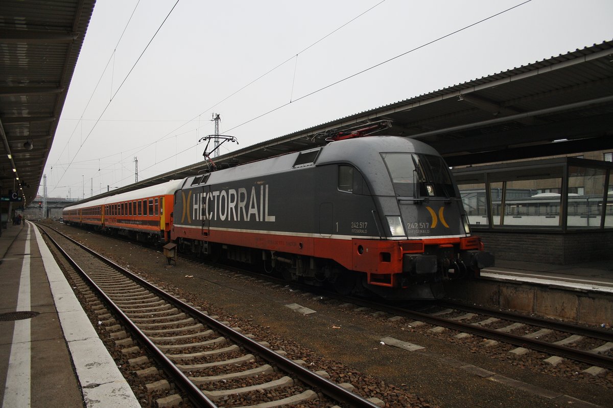 182 517-3 erreicht am 17.12.2016 mit LOC1818 aus Stuttgart Hauptbahnhof den Bahnhof Berlin Lichtenberg.